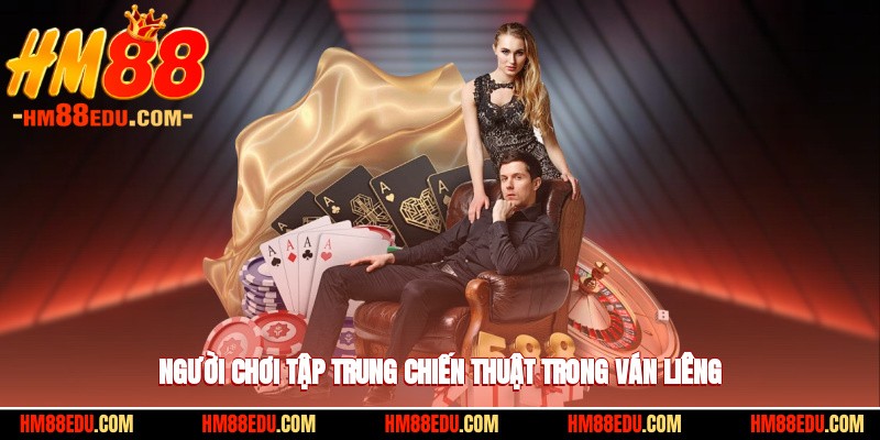 Người chơi tập trung chiến thuật trong ván liêng